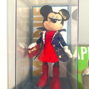 Brand New Limited Edition Signature Disney Minnie a collection Doll